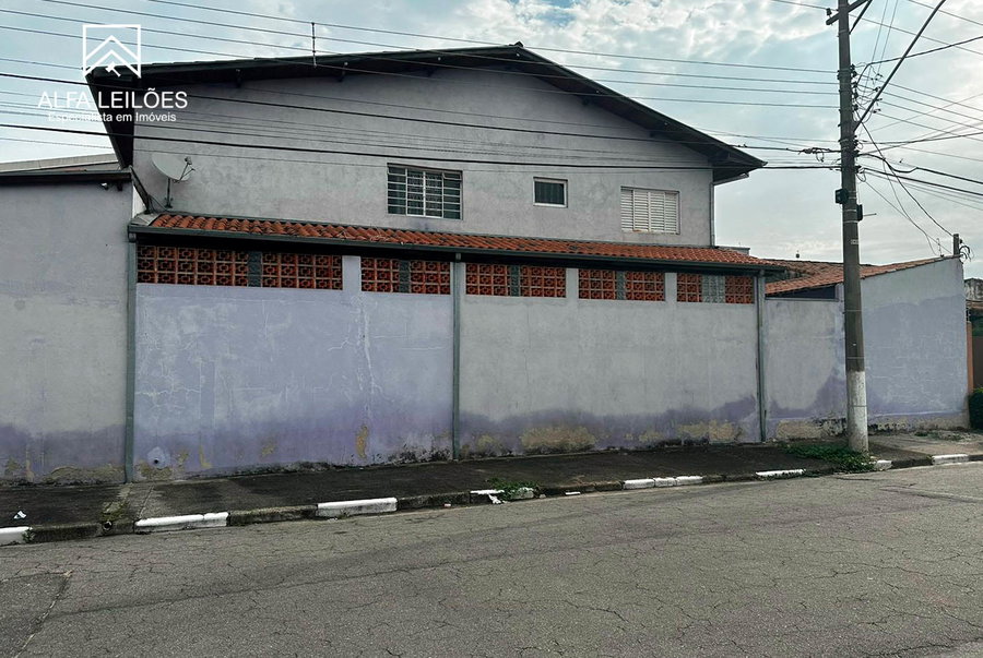 Sobrado com 4 Quartos e 2 Banheiros em Pindamonhangaba