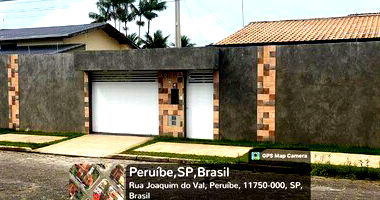 Casa padrão com 6 quartos, 5 banheiros, 2 vagas, ocupada