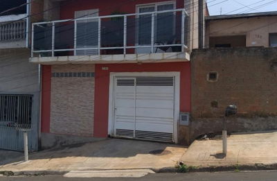 Sobrado com 2 dormitórios e piscina em São Carlos