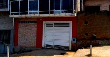 Sobrado com 2 dormitórios e piscina em São Carlos