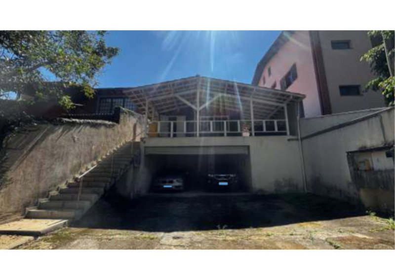 Terreno 300m² com Casa de Madeira e Alvenaria -