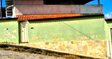 Casa padrão desocupada com 1 vaga e 292m² construída