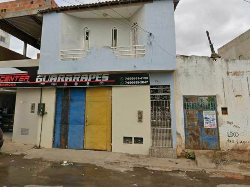 Casa desocupada com 193m² construídos e 1 vaga de garagem