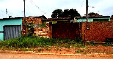 Casa com 2 quartos, varanda e garagem