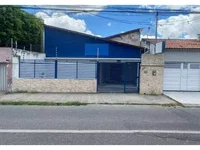 Casa em Leilão com 360m² Construída e 700m² de Terreno