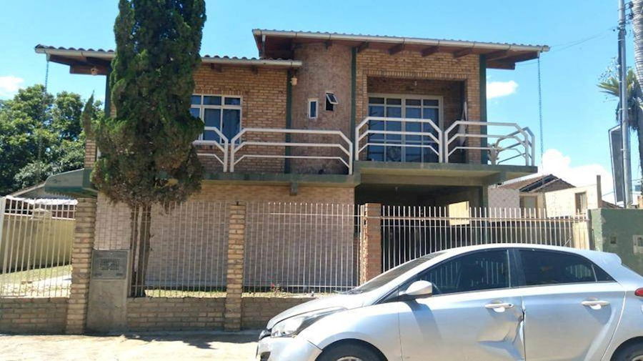 Casa Padrão com 5 Dormitórios e 1 Vaga em Canoas