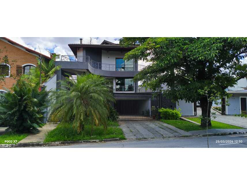 Casa desocupada com 599,35m² construídos e 523,40m² de terreno