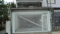Casa ocupada de 186,7 m² com área total de 170,5 m²