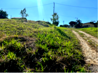 Terreno 250m² em condomínio residencial, aclive, sem obras