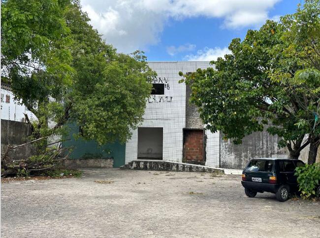 Imponente Prédio Comercial com Grande Área para Negócios