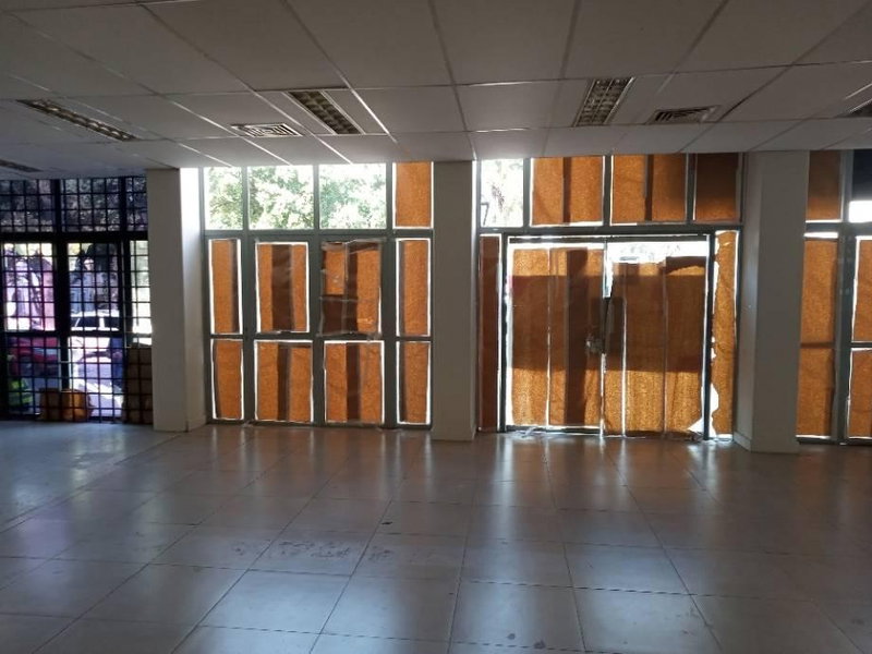 Ex-agência comercial com 10 banheiros e 8 salas, desocupada