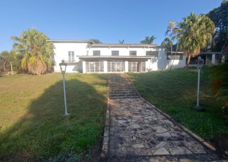 Casa com 4 quartos, 740m² construídos em terreno de 3.010m²