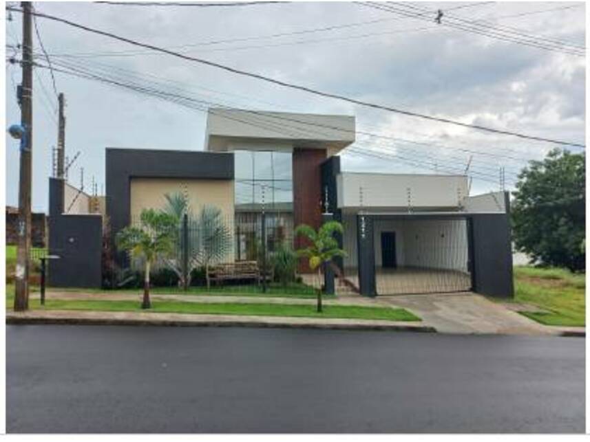 Casa padrão ocupada com 1 vaga e 250m² construída
