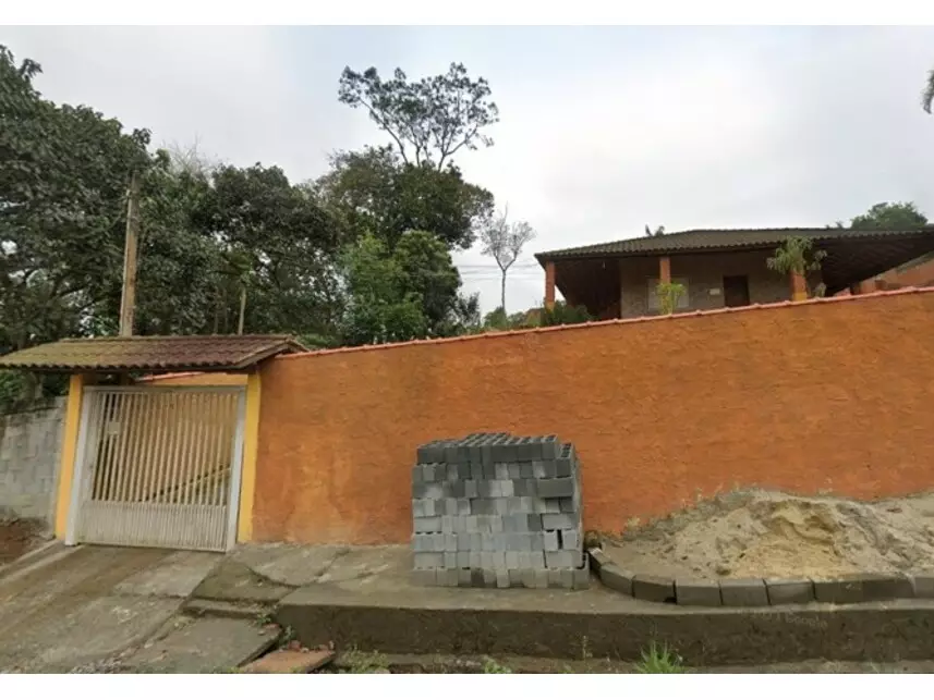 Casa ampla com 4 quartos, 3 banheiros e garagem, ocupada