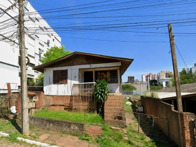 Terreno de 384 m² com casa de madeira de 70 m²