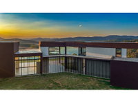 Casa de alto padrão com 6 suítes, piscina e acesso à represa