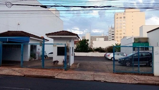 Terreno 800 m² com locatário e renda mensal, usado como estacionamento