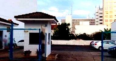 Terreno 800 m² com locatário e renda mensal, usado como estacionamento