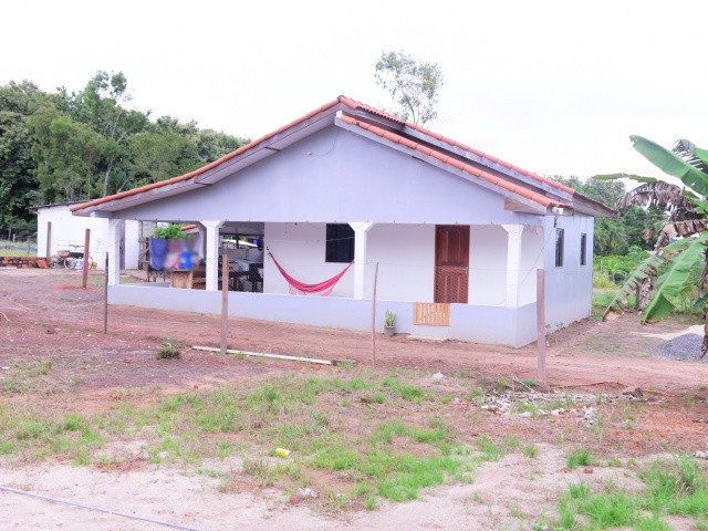 Casa com 100m², 2 quartos, 1 suíte, 1 banheiro, área em L e canil