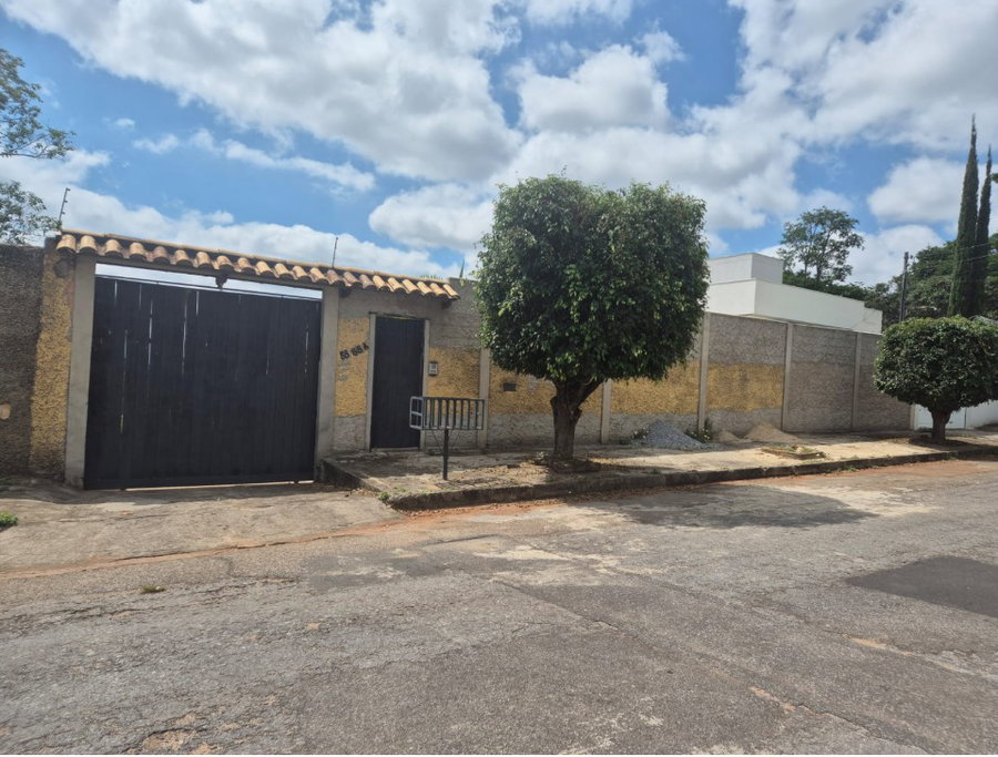 Lote com Duas Residências de Madeira em Belo Horizonte