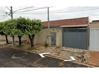 Casa ocupada com 68m² e 2 quartos