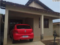 Casa com 2 quartos e 2 banheiros, área de serviço