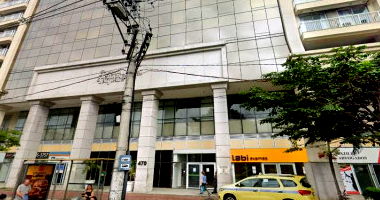 Sala comercial com salão e banheiro em condomínio empresarial