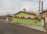 Casa com 318m² de área total e 142m² de área construída