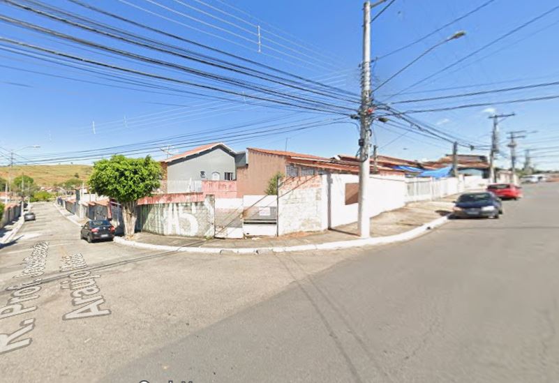 Casa com 108m² construídos em terreno de 300m², desocupada