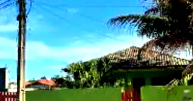 Casa ocupada com 1 vaga e 176m² construída em condomínio