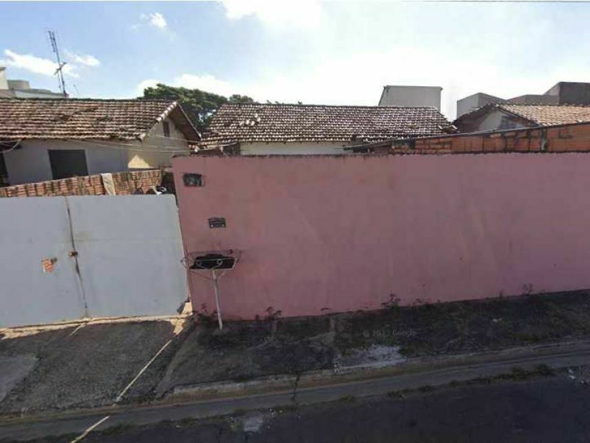 Casa com 241,77m² de terreno, ocupada, em leilão