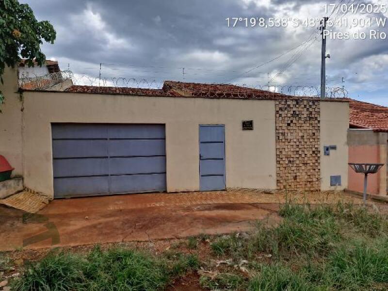 Casa com 2 quartos, varanda, área construída 60m², terreno 150m²
