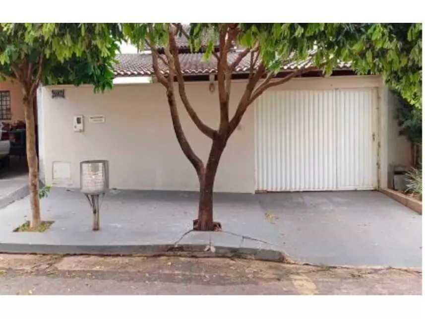 Casa espaçosa com 240m² de terreno e 188m² construída, ocupada