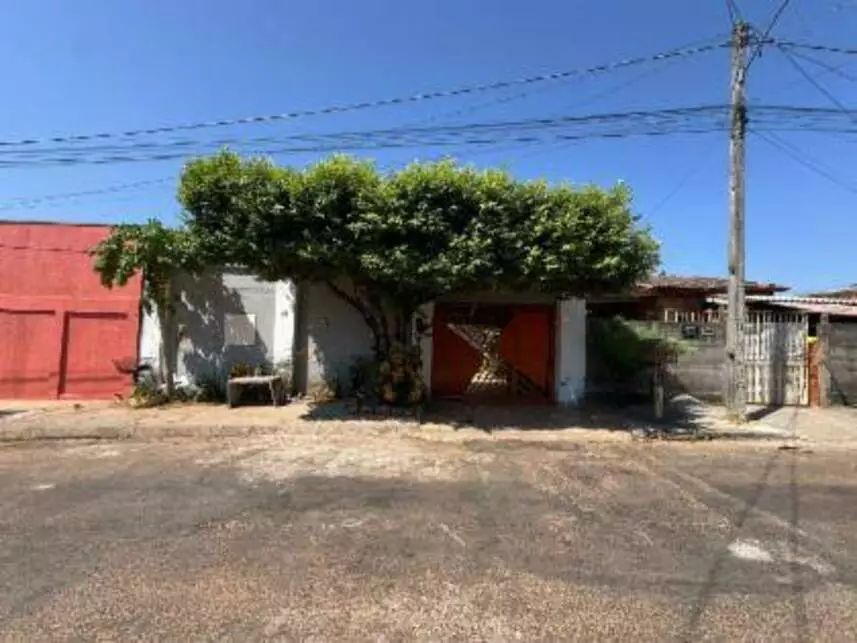 Casa ocupada com 125m² construídos em terreno de 196m²