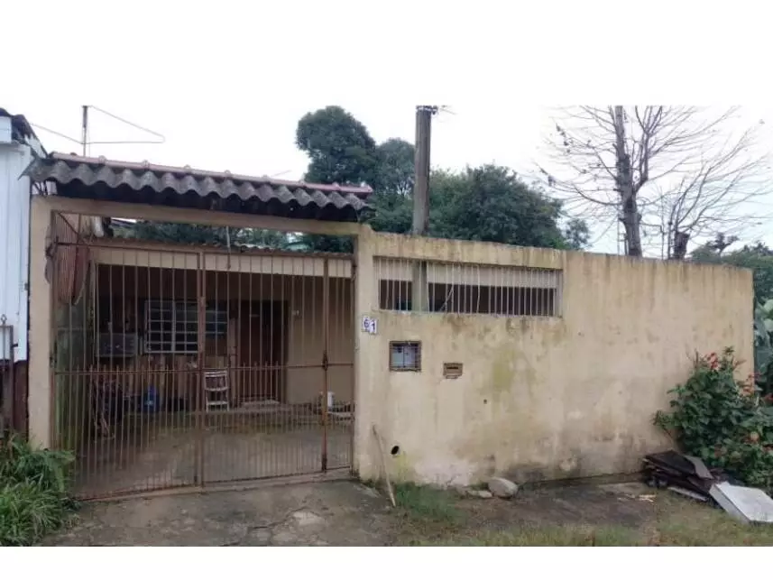 Casa padrão ocupada com 3 quartos, 2 banheiros e 1 vaga