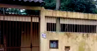 Casa padrão ocupada com 3 quartos, 2 banheiros e 1 vaga