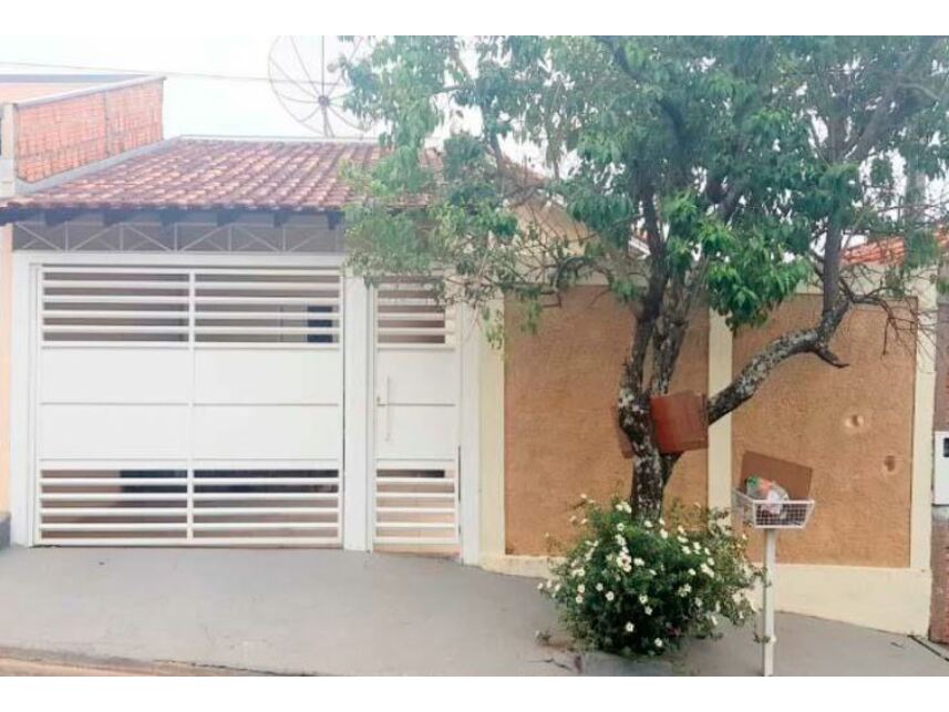 Casa em leilão com 2 quartos e 1 vaga