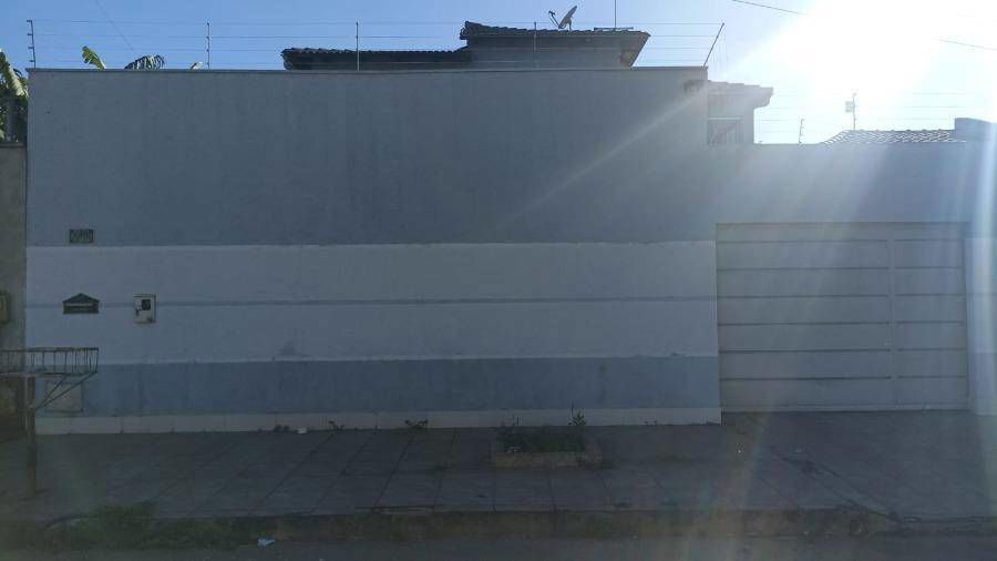 Casa com 3 quartos, 2 banheiros e 2 vagas, 210m² construída, ocupada