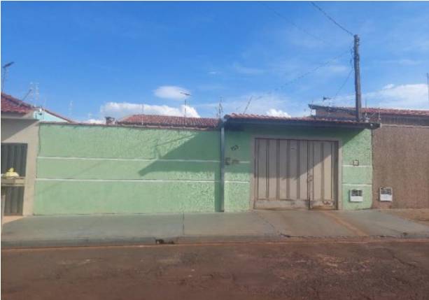 Casa com 3 quartos, 2 banheiros e 150m² construída, ocupada