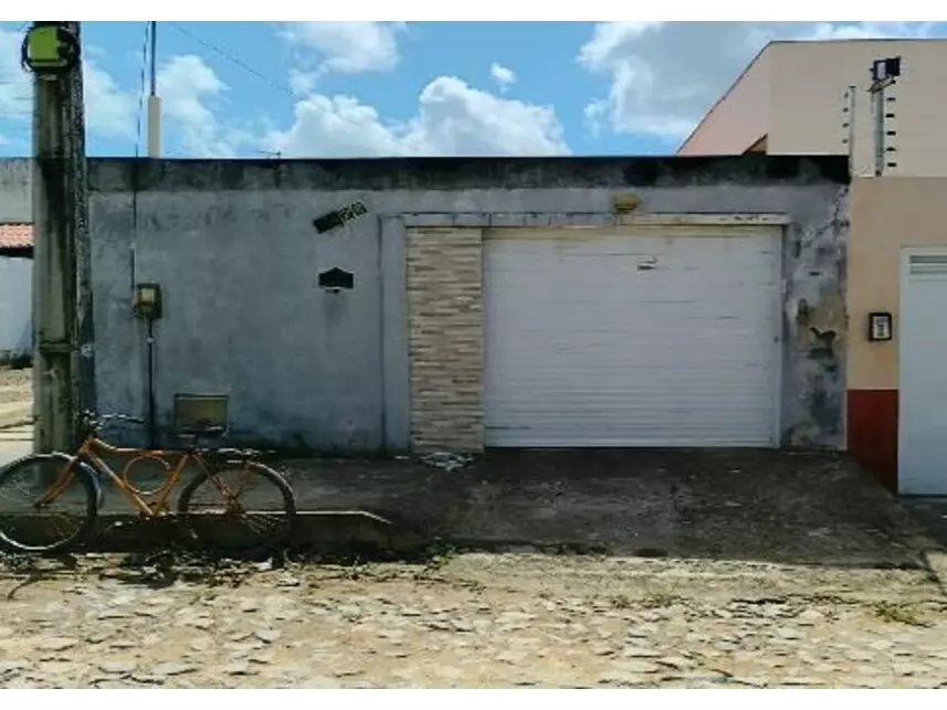 Casa em leilão com 96m² construída em Pacatuba/CE