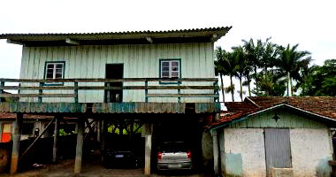 Terreno esquina com casa de madeira 3 quartos 2 banheiros