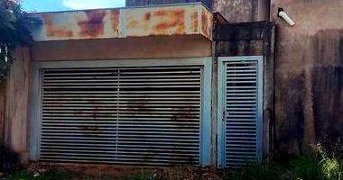 Sobrado com 54,4m² construído em terreno de 172,50m² em Lins/SP