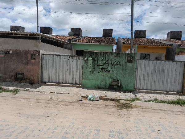 Casa com 2 quartos, 1 vaga e 2 banheiros