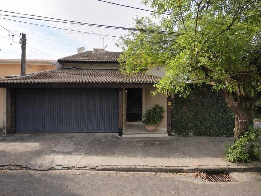 Casa em terreno de 378 m², 3 quartos, 2 banheiros, necessita reparos