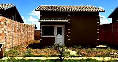 Casa 2 quartos, 48m² construída, terreno 200m², com área de serviço e sala