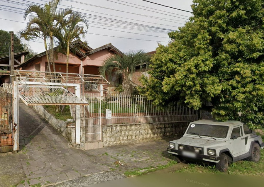 Terreno com 360m² e construção de 135,54m²