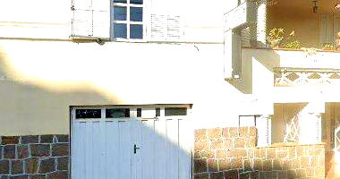 Casa com terreno de 305m², 1 quarto, 1 banheiro, vaga e desocupada