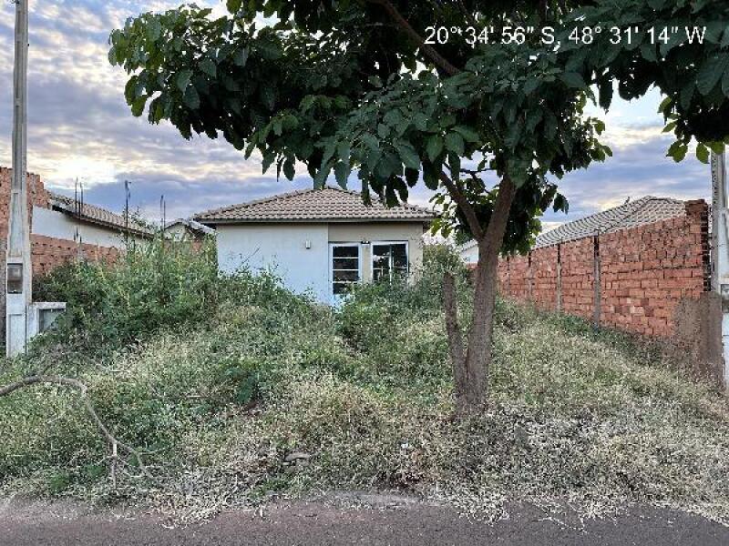 Casa com 2 quartos, 2 vagas e 45,47m² construída, desocupada