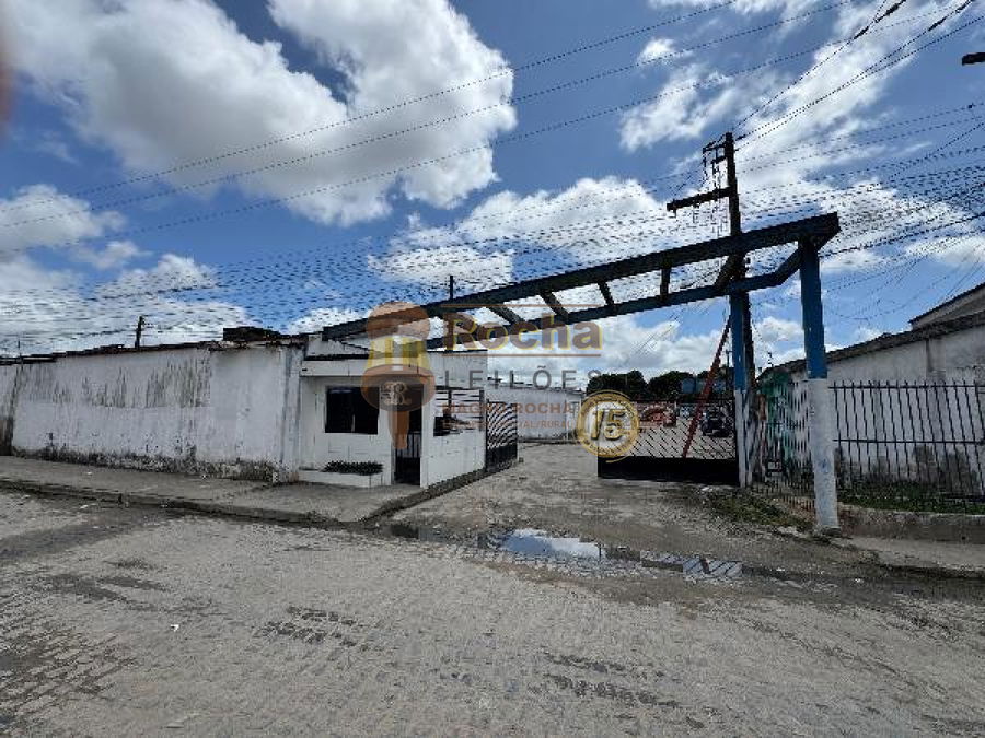 Casa com 2 quartos e 2 banheiros em condomínio