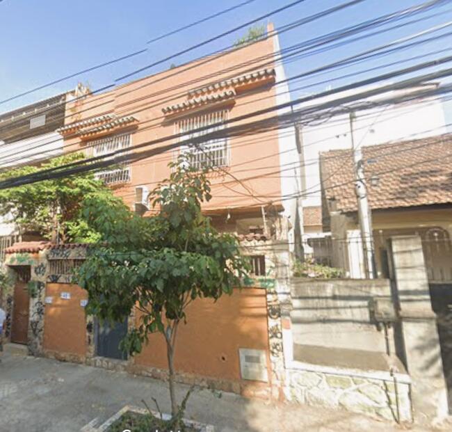 Prédio com dois andares, apartamentos 101 e 201